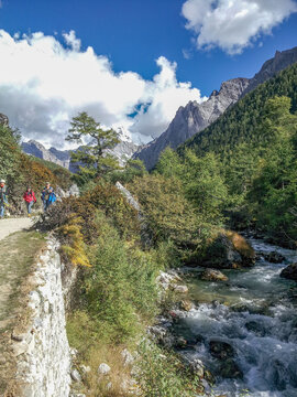 亚丁风景区的山脉与河流