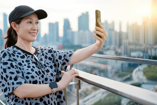女子户外拍摄城市风景