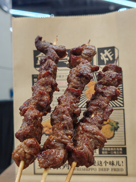 美味诱人的烤羊肉串