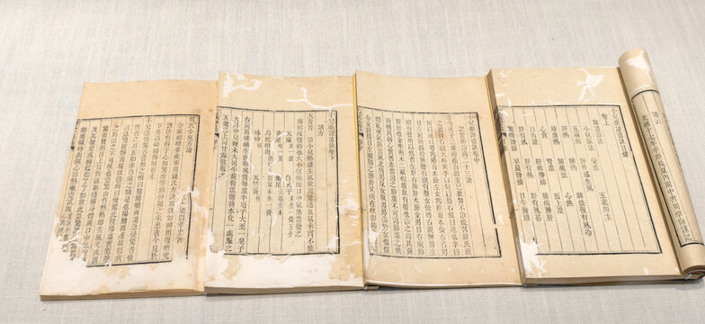 古朴典雅的古代线装书卷