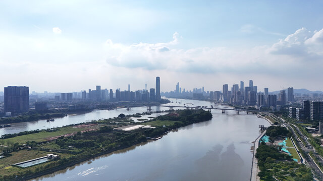 城市河畔的壮阔天际线