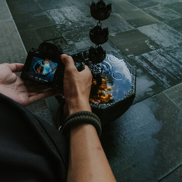 手持相机拍摄水景瞬间