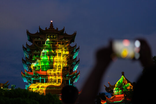 湖北武汉araffes正在拍摄一栋有灯光秀建筑