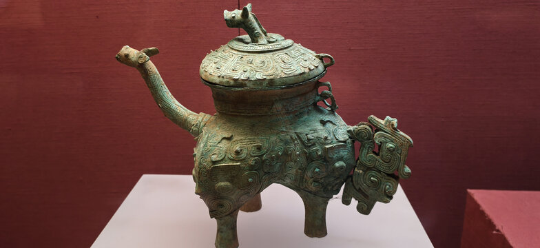 古代精美青铜兽形酒器