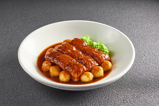 美味酱汁浇汁的特色菜肴