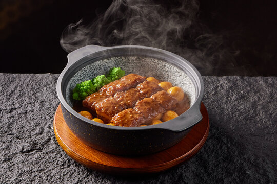 砂锅飘香的美味排骨菜肴