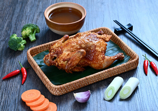 美味烤鸡与配菜的诱人组合