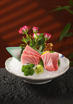 精致金枪鱼刺身摆盘