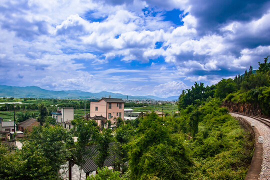 乡村铁路边的美丽风光