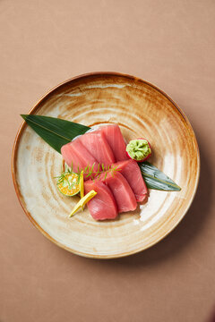 精致摆盘的金枪鱼刺身
