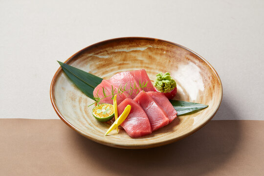 精致摆盘的金枪鱼刺身