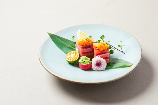 海胆配蓝金枪鱼刺身