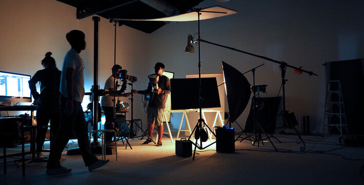 生产团队使用 studio 设备拍摄电视广告视频