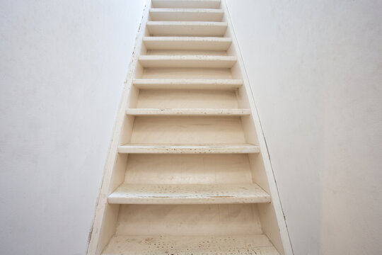 基本白色木质楼梯带白色墙面现代设计，需要翻新特写复古风格。基本白色木质楼梯带白色墙面现代设计，需要翻