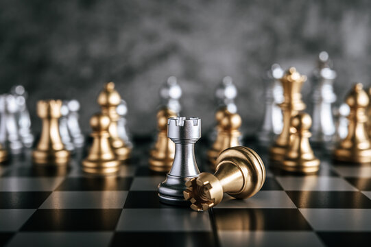 黄金与白银象棋棋盘游戏用于商业隐喻领导力概念