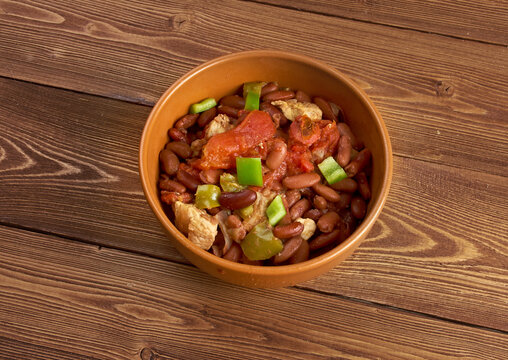 辣椒炖肉——在美国英语中通常简称为chili，是一种辛辣的炖菜，包含辣椒、肉类（通常是牛肉）、番茄和