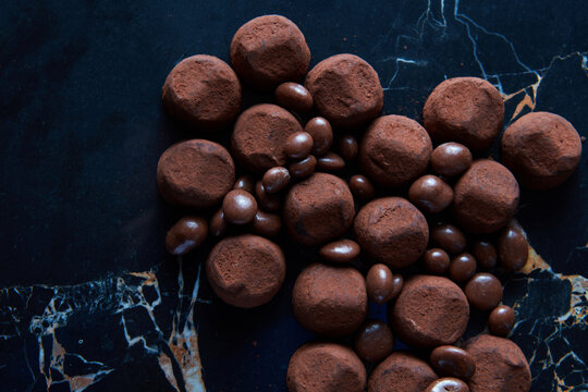 自制巧克力软糖放在黑色大理石背景上。美味的巧克力软糖