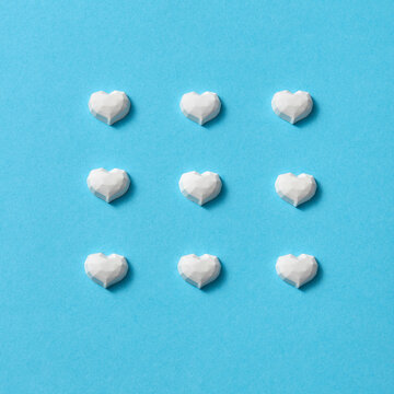 假日图案，白色石膏心形图案在柔和蓝色背景上，带有柔和阴影。情人节贺卡。方形图案，带有柔和阴影的石膏心