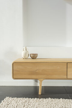 简约木质边柜与雅致摆件