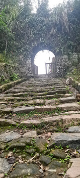 古旧石阶通向光明之门