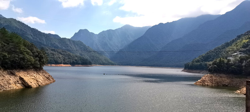 青山环绕的静谧湖泊风光水库