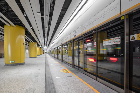 城市轨道交通城市现代地铁站站台及列车