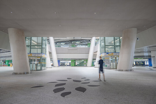 深圳黄木岗地铁站城市现代建筑内景旅客行走