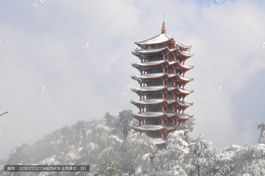 雪天下的塔