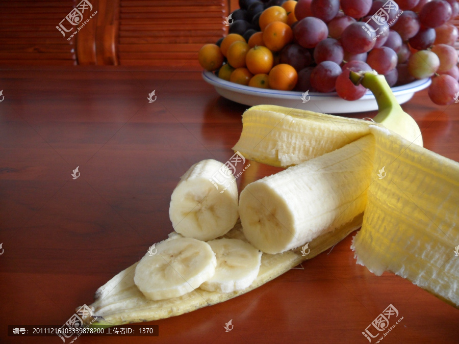 剥开的香蕉,水果