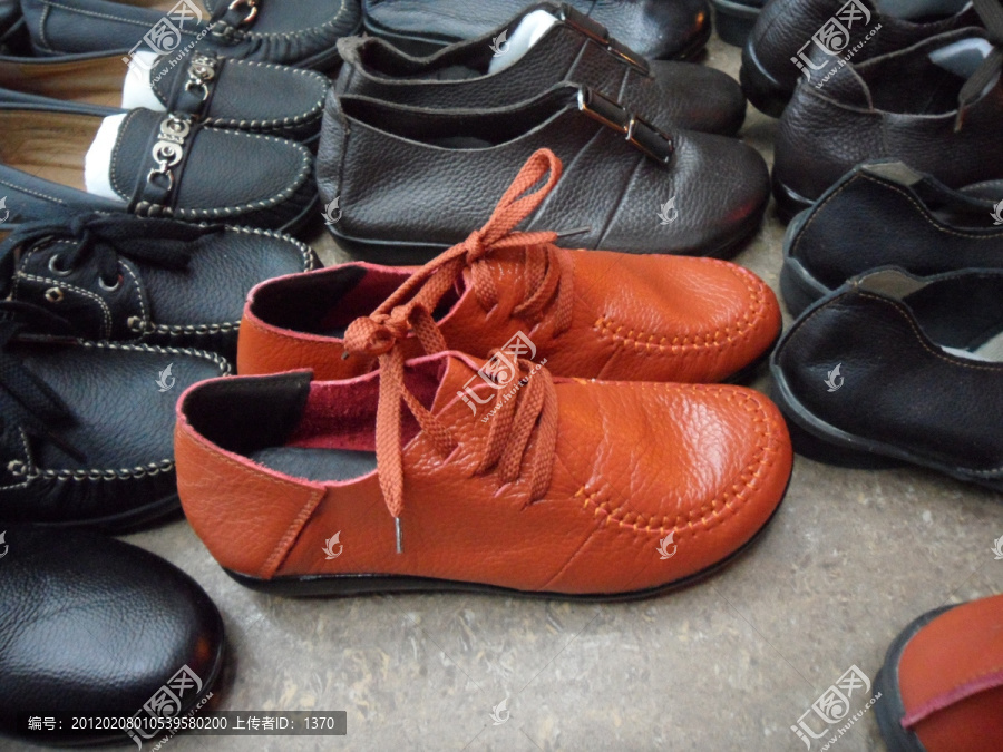 红色休闲鞋
