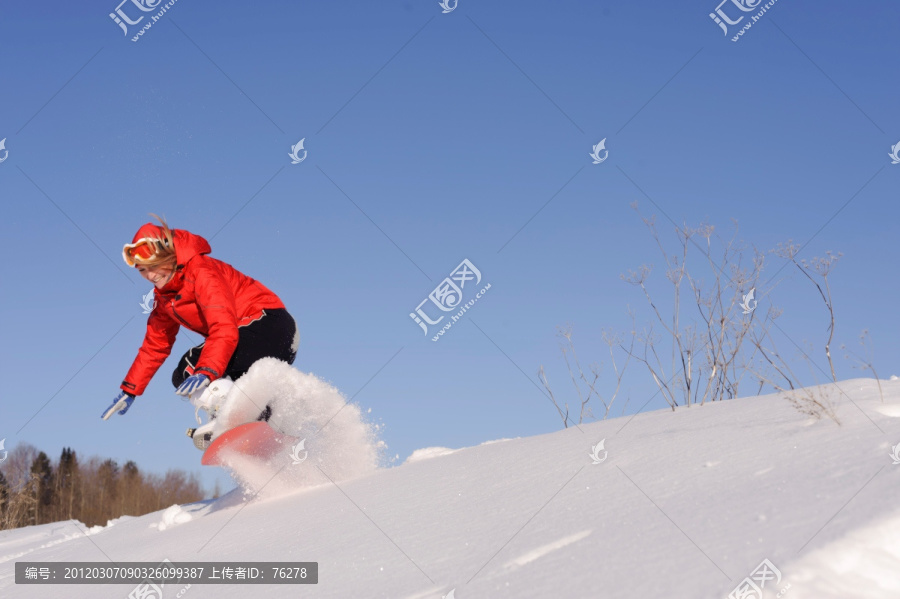 年轻女子在滑雪板