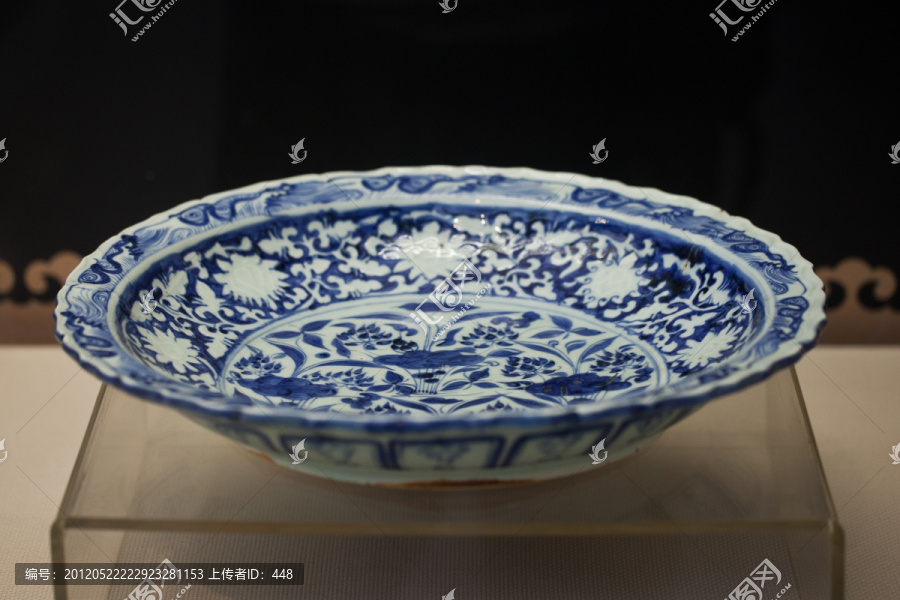 青花荷塘模印“满池娇”大盘