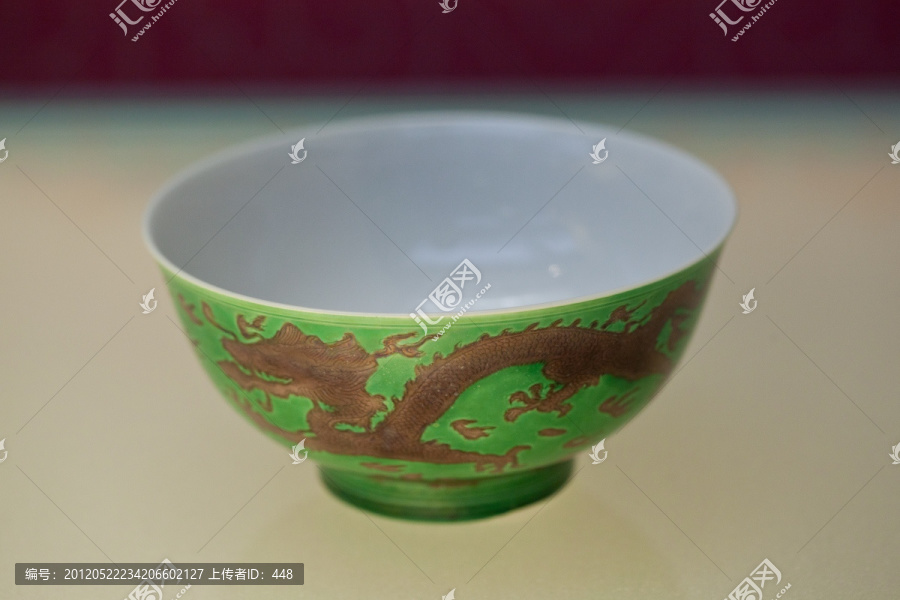绿地鹤彩暗刻龙纹碗