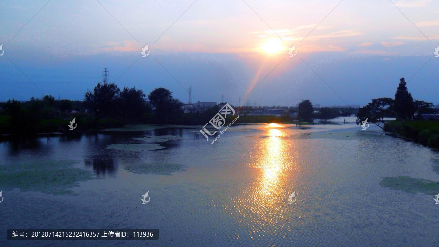 夕阳下的湖面