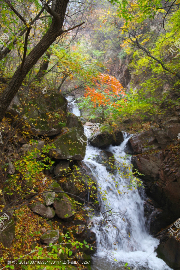 山泉瀑布