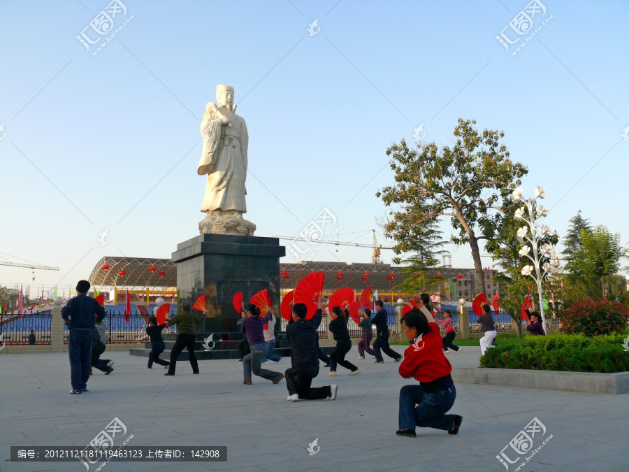 广场晨练太极扇