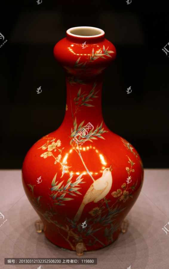 景德镇珊瑚红底珐琅彩花鸟瓶