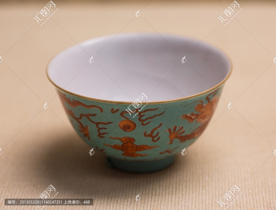 松石绿地矾红彩龙纹碗