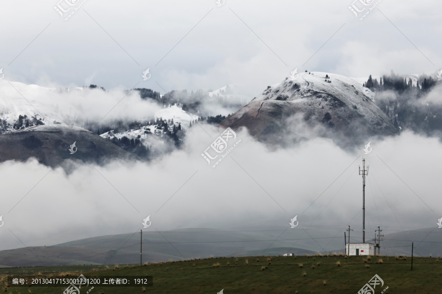 雪山下的通讯塔