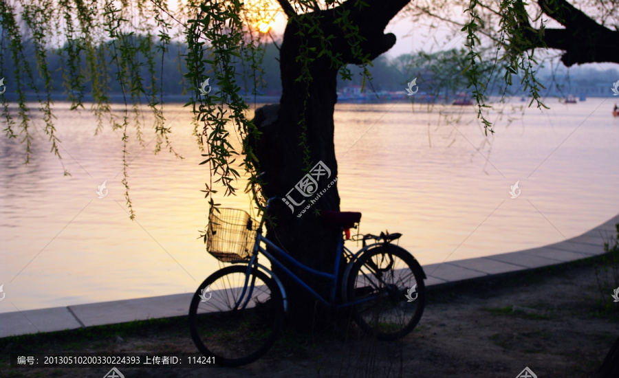 夕阳下的湖面