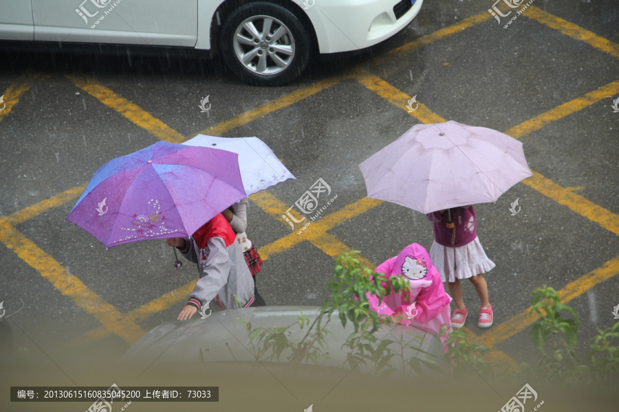 雨中玩耍的孩子