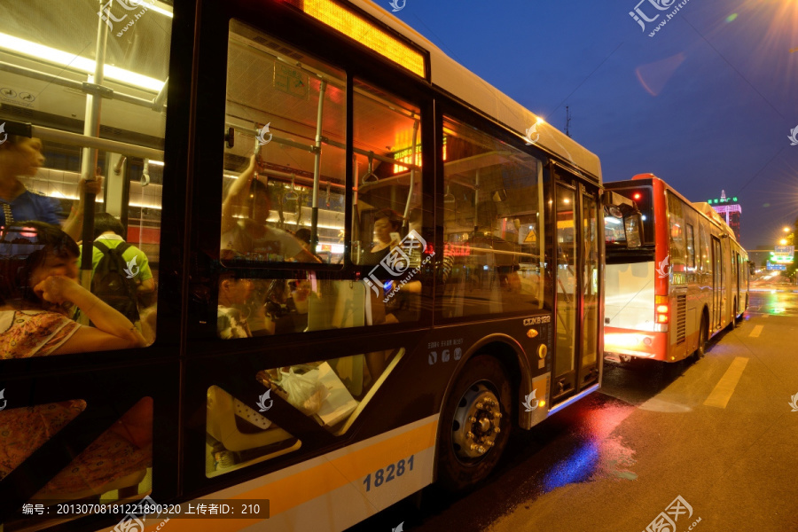 成都街道城市公交车