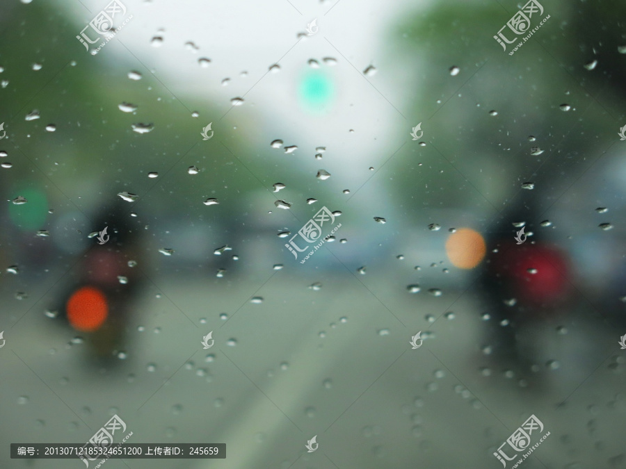 车窗上的雨滴