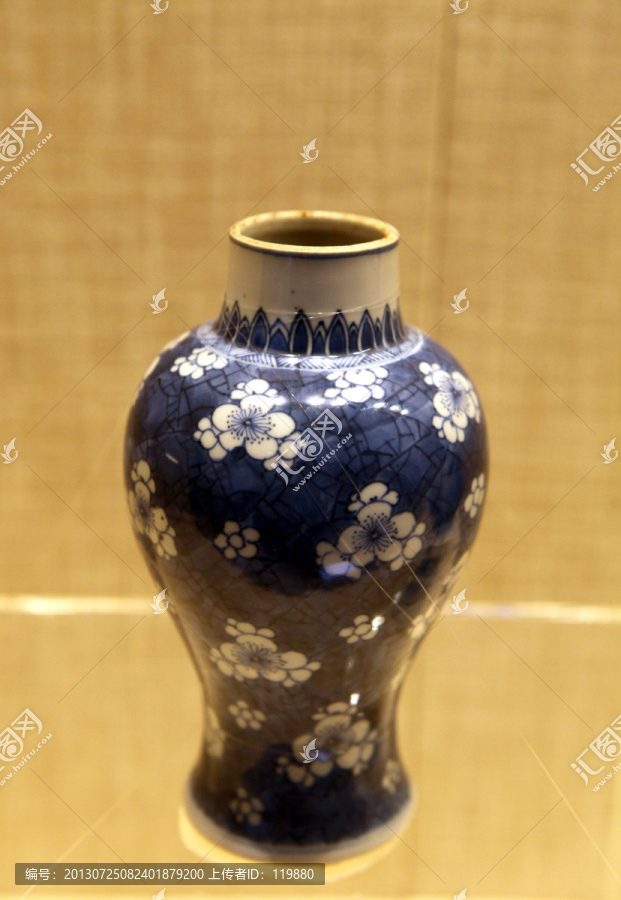 清代康熙年间青花冰裂梅纹瓶