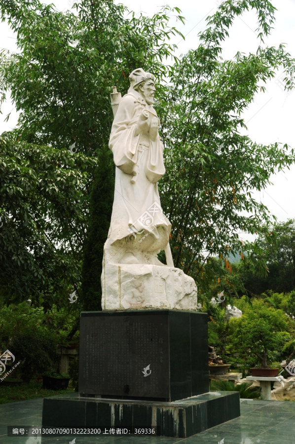 徐霞客石雕像