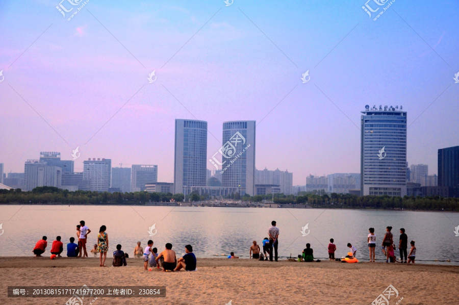 湖边沙滩,游泳