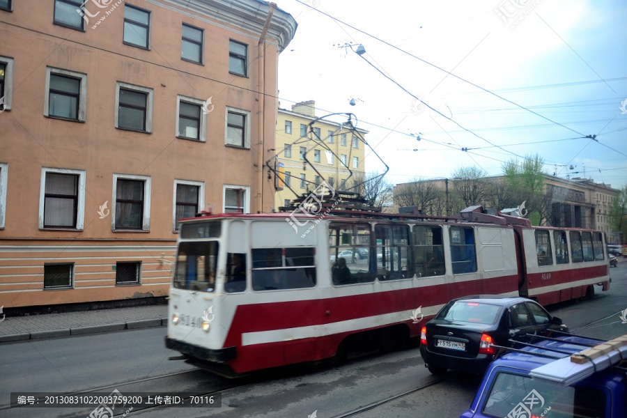 圣彼得堡街头的有轨电车