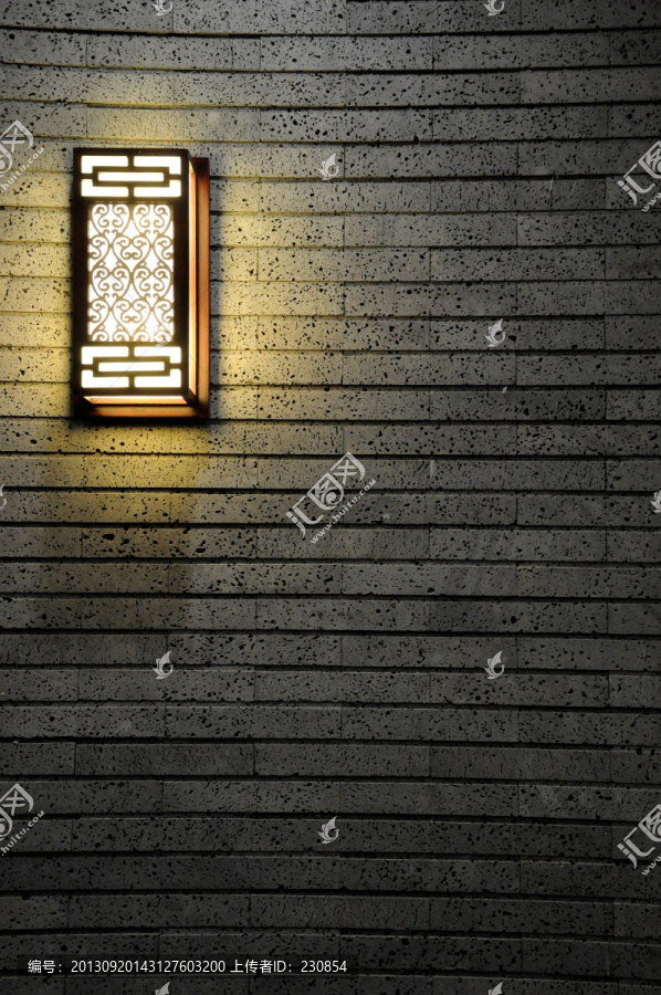 青砖墙,壁灯