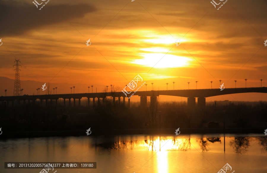 伊犁河大桥的落日