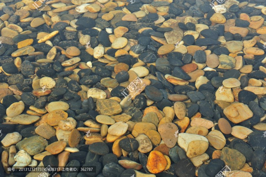 水中的鹅卵石